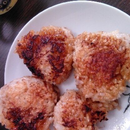 フライパンでこんがりめに焼きました。美味しく子供がすっごく喜んで食べてくれました(*^-^*)
胡麻を入れ忘れたので、次回は胡麻を入れて作りたいです。